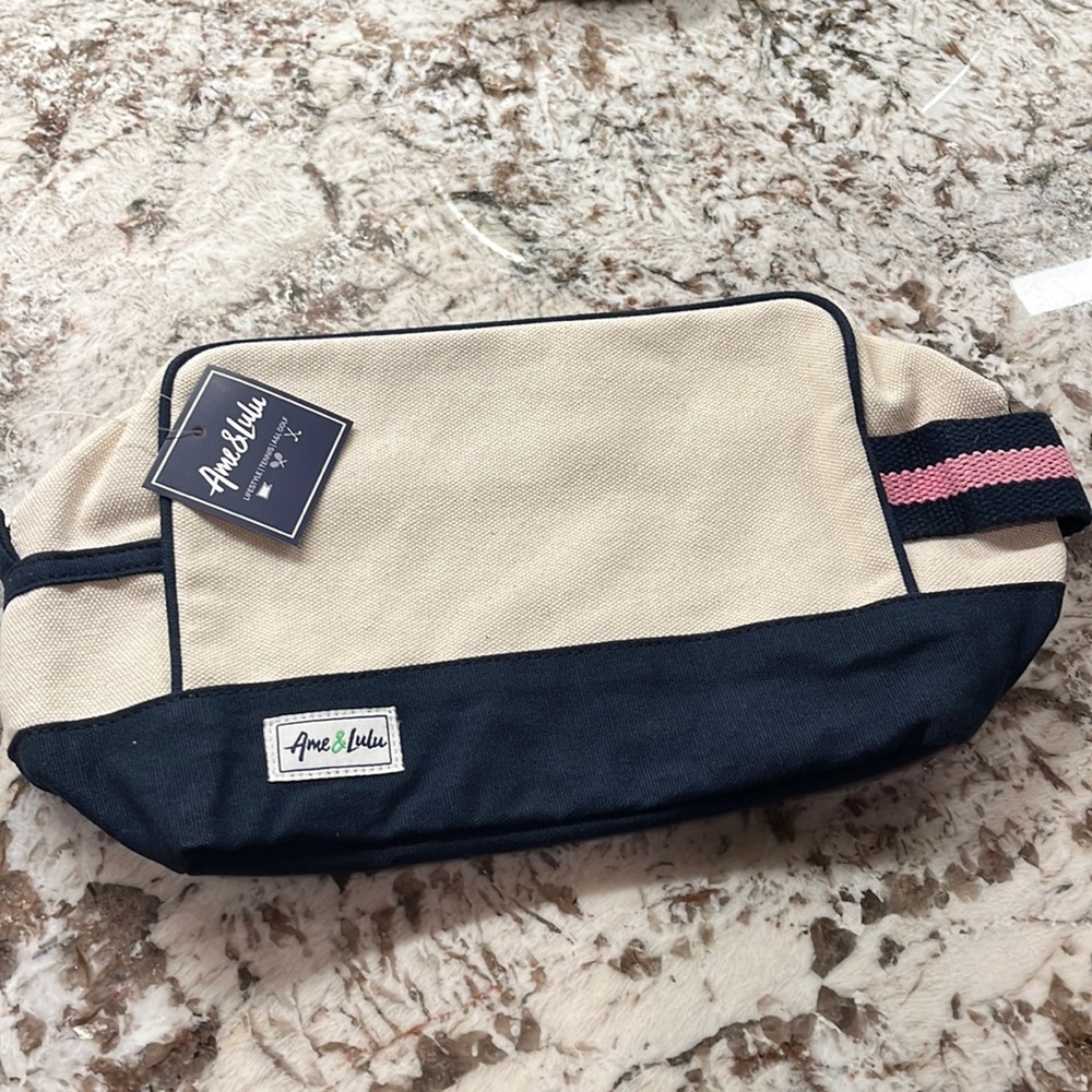 NWT Ame & Lulu Beauty Bag